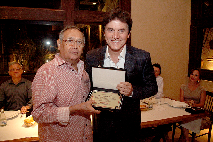 Governador é homenageado por&nbsp;carcinicultores