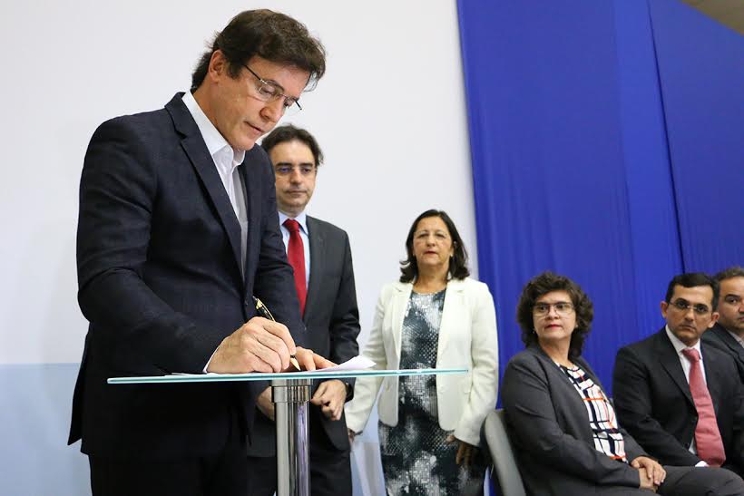 Robinson Faria isenta imposto de querosene para voos&nbsp;particulares