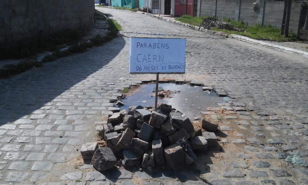 Moradores da João Leiros comemoram seis meses de um buraco no meio da&nbsp;rua