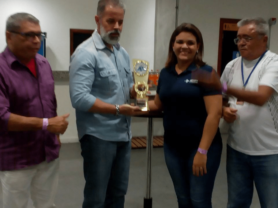 Acern entrega troféu Top na crônica esportiva ao narrador Marcos&nbsp;Lopes