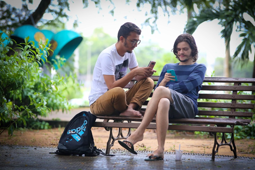 Pesquisa recruta voluntários para entender relação entre uso do smartphone, sono e cognição em&nbsp;universitários