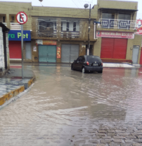 Alagamentos continuam na avenida Jundiaí. Casa do Empresário havia alertado situação a&nbsp;prefeitura