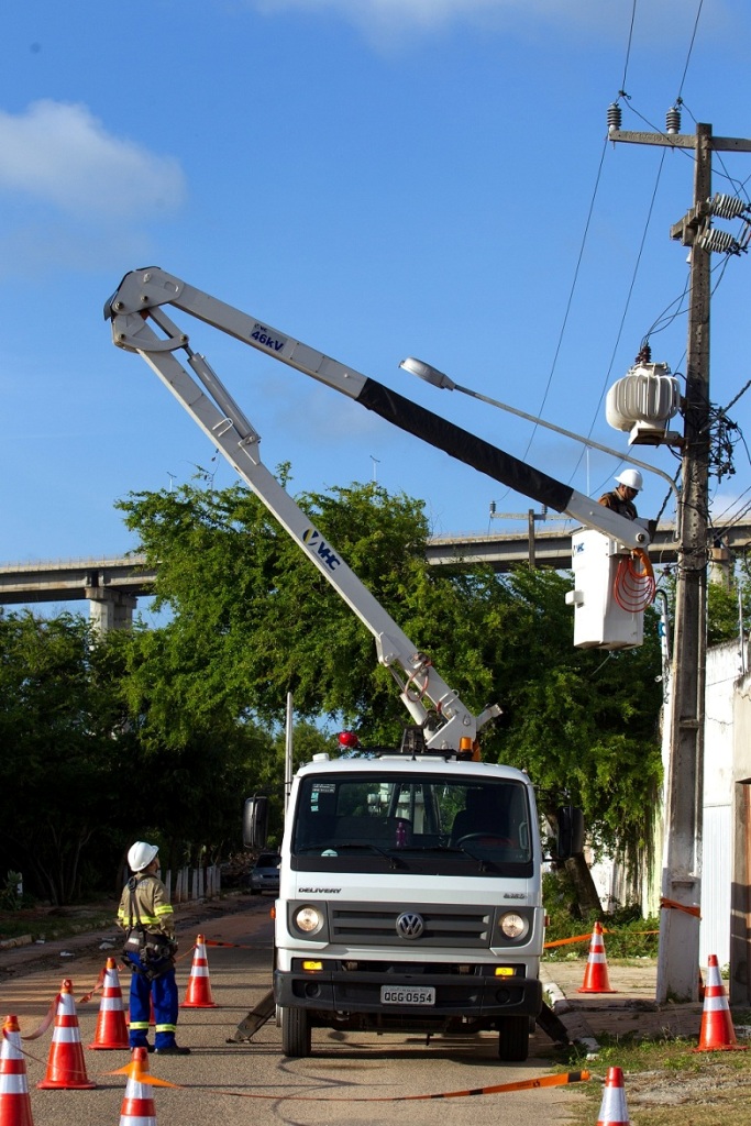 Cosern realiza serviços na rede elétrica na comunidade de Lagoa Nova, nesta quinta-feira&nbsp;(7)
