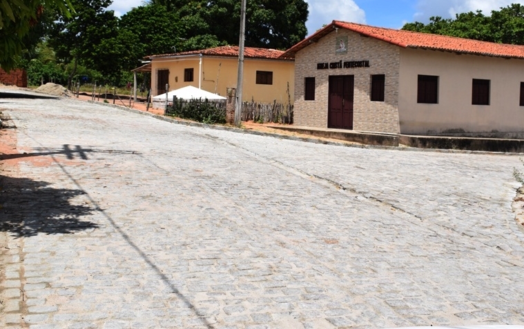 Prefeitura pavimenta principais acessos para comunidade de&nbsp;Tabatinga