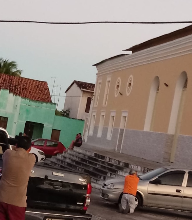 No batente da igreja: Policial que fazia filho de refém libera a criança e se&nbsp;entrega