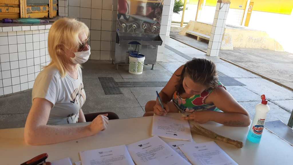 Famílias de estudantes da rede estadual recebem kits da merenda&nbsp;escolar