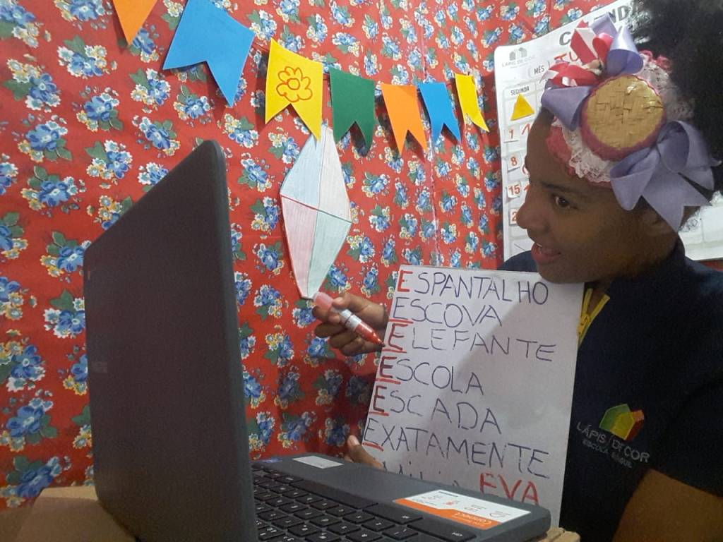 Professores se reinventam durante pandemia; psicóloga dá dicas de saúde&nbsp;mental