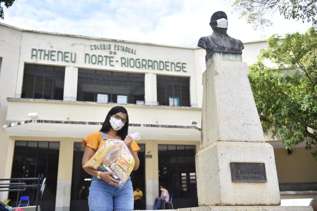Famílias de estudantes da rede estadual de ensino recebem kits de merenda&nbsp;escolar