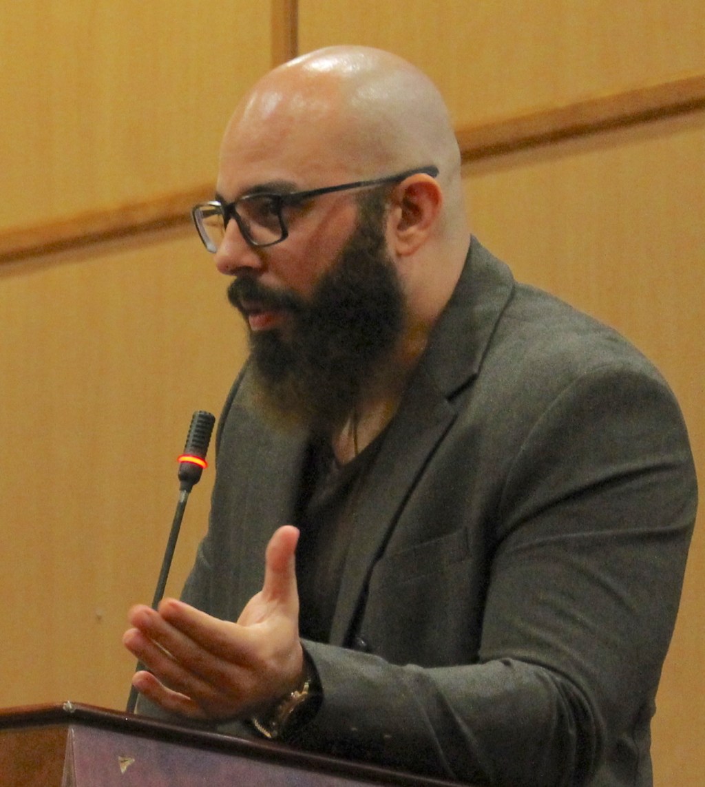 Adultos jamais devem descuidar do contato das crianças com a internet e eletrônicos, afirma psicanalista e neuropesquisador