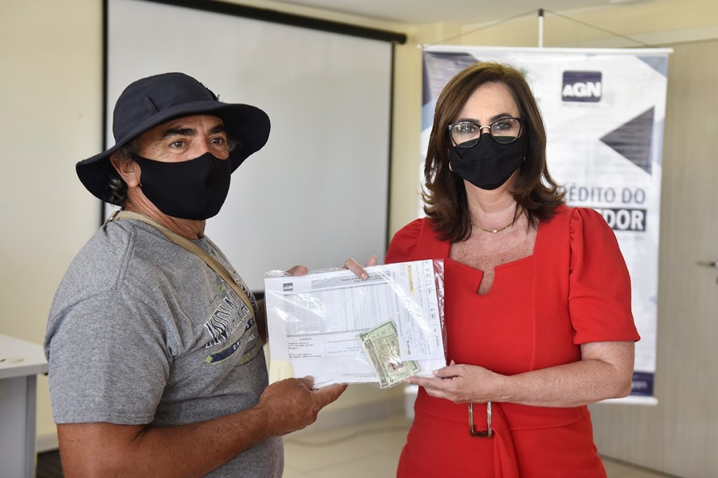 Profissionais do turismo recebem cheques do&nbsp;Pró-Turismo