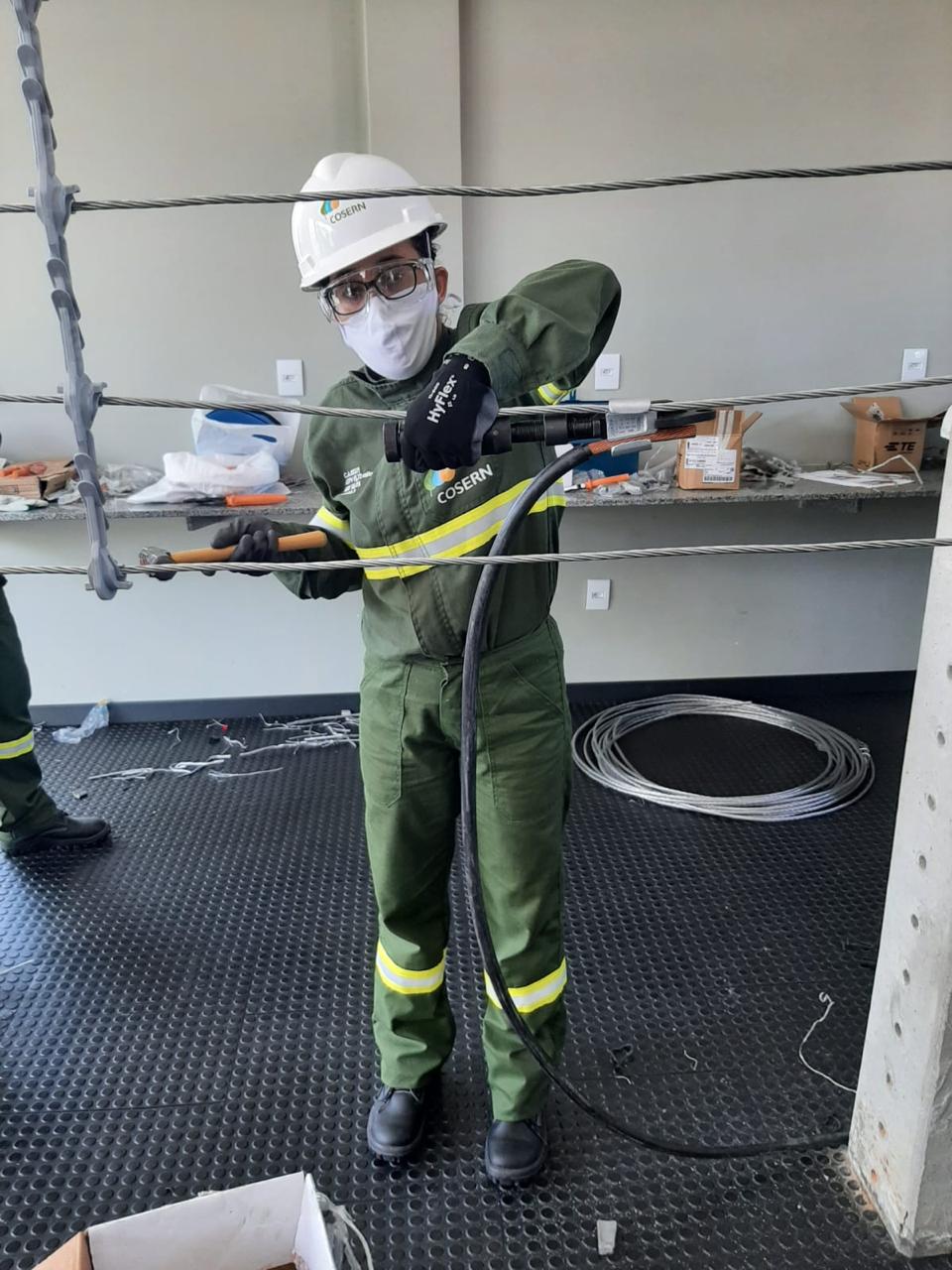 COSERN PASSA A CONTAR COM 16 MULHERES TRABALHANDO COMO ELETRICISTAS DE REDE EM TODO&nbsp;ESTADO