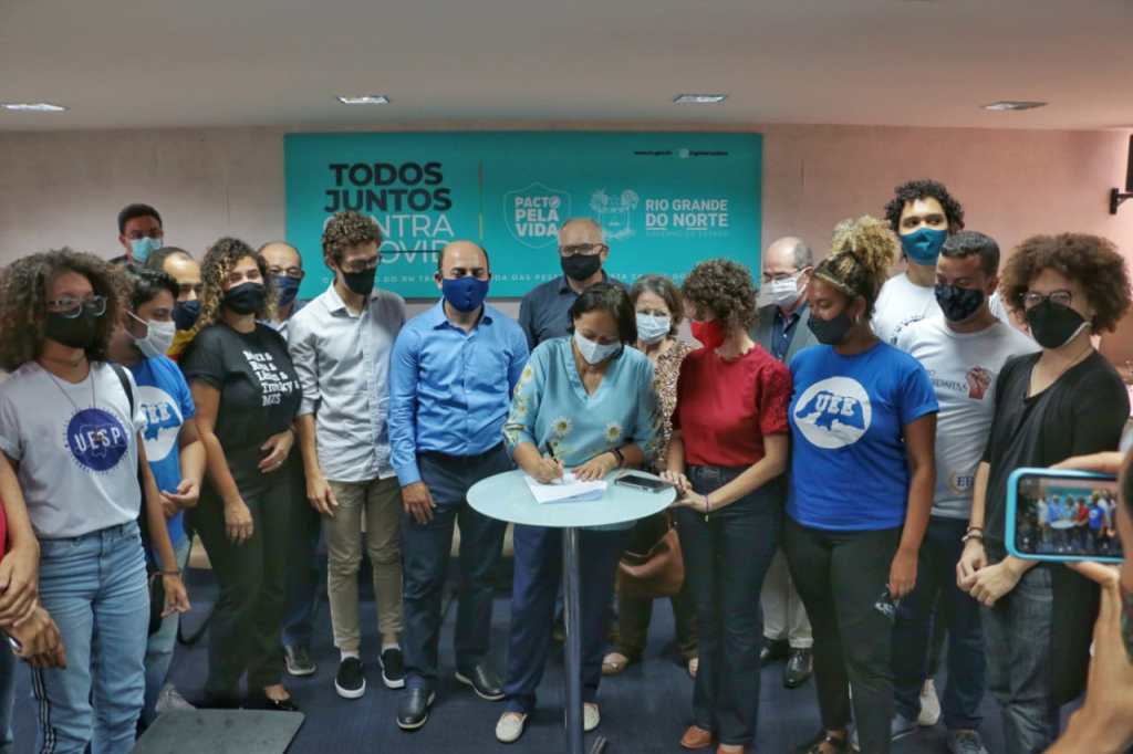 Governo do RN sanciona Lei da Assistência Estudantil e promulga Decreto da meia&nbsp;passagem