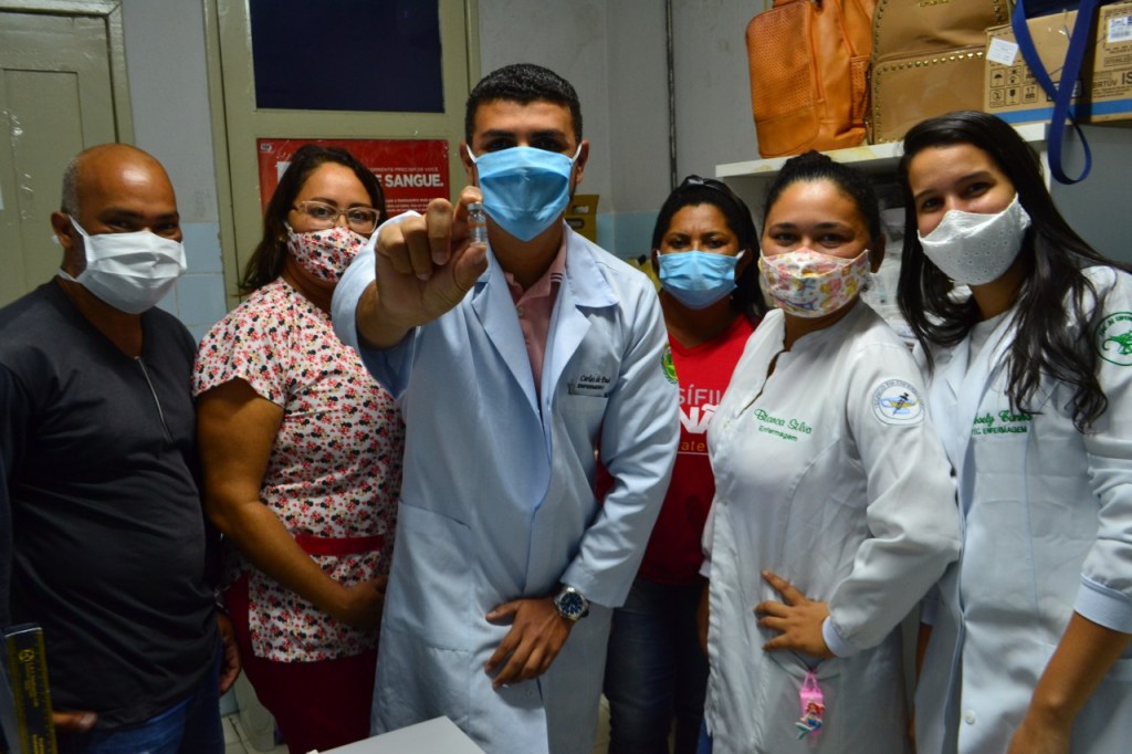 Profissionais da saúde recebem primeira dose da vacina contra&nbsp;Covid-19