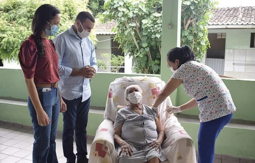Idosos do Abrigo Deus e Caridade são vacinados contra a&nbsp;Covid-19