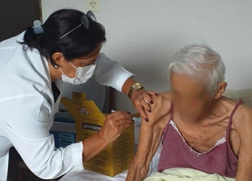 Natal inicia segunda dose da vacina contra a Covid-19 nos idosos&nbsp;acamados