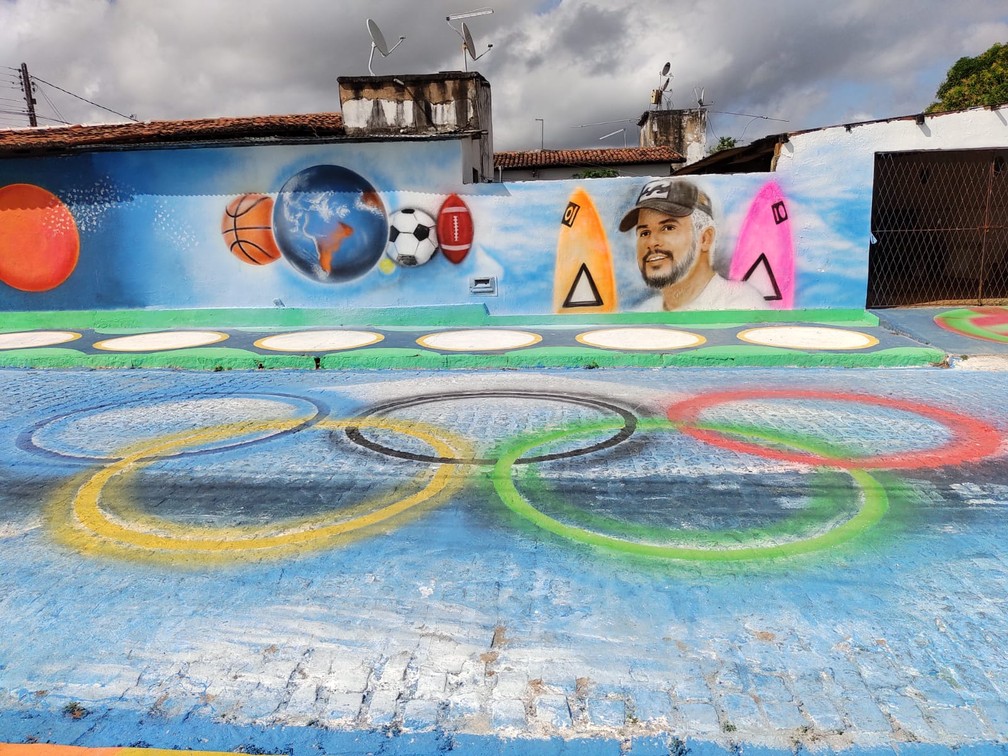 Artista plástico cria mural em homenagem a Ítalo Ferreira; Wellington Potiguar é famoso em usar rua de Macaíba como tela&nbsp;gigante