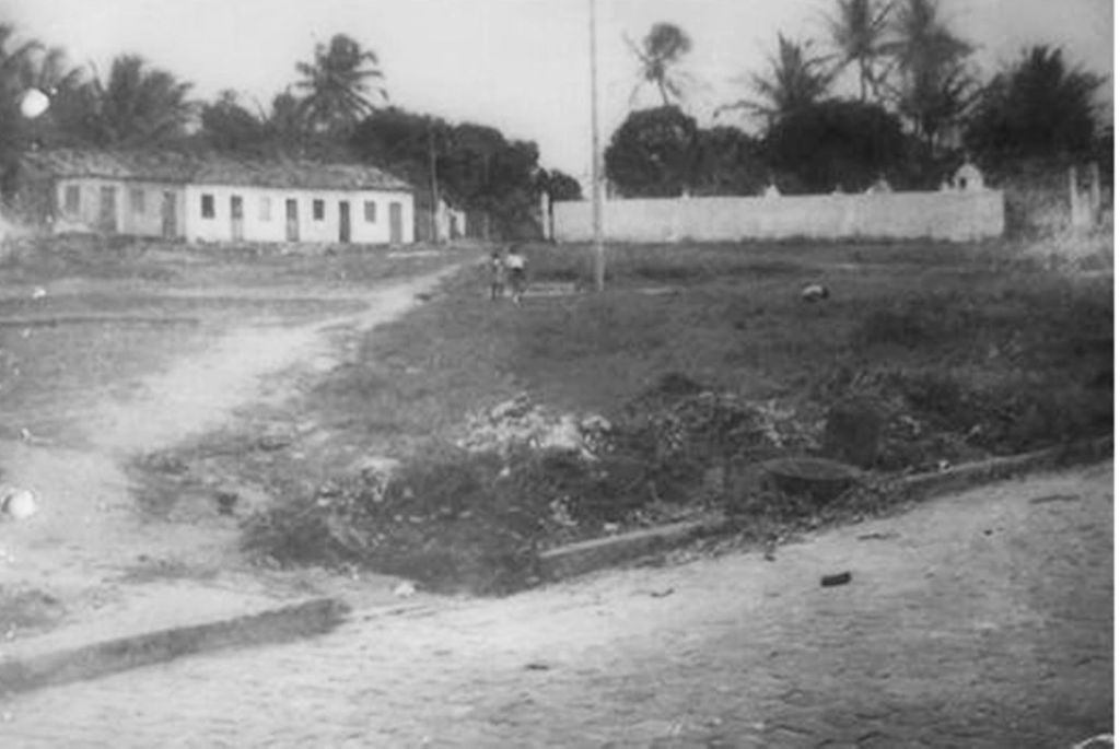 Antes de ser construída a Praça da Saudade em frente ao cemitário, terreno era usado como campo de futebol e espaço para instalar&nbsp;circos