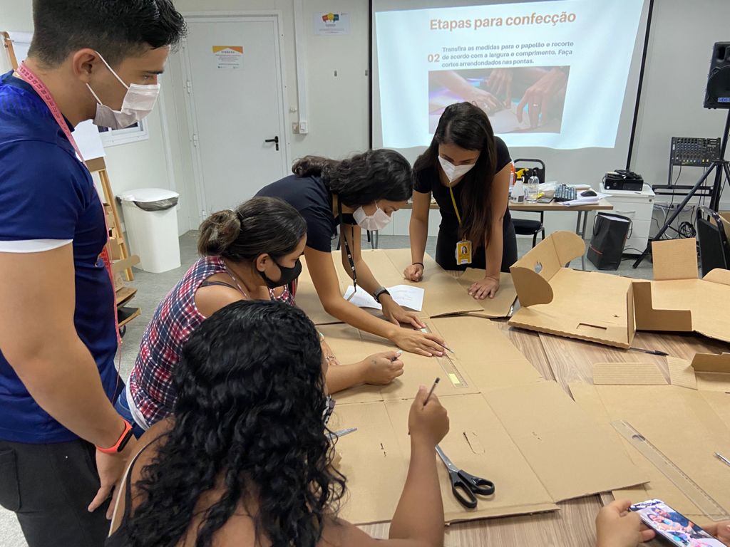 Mães participam de oficina de criação de órteses extensoras no Instituto Santos Dumont, em&nbsp;Macaíba