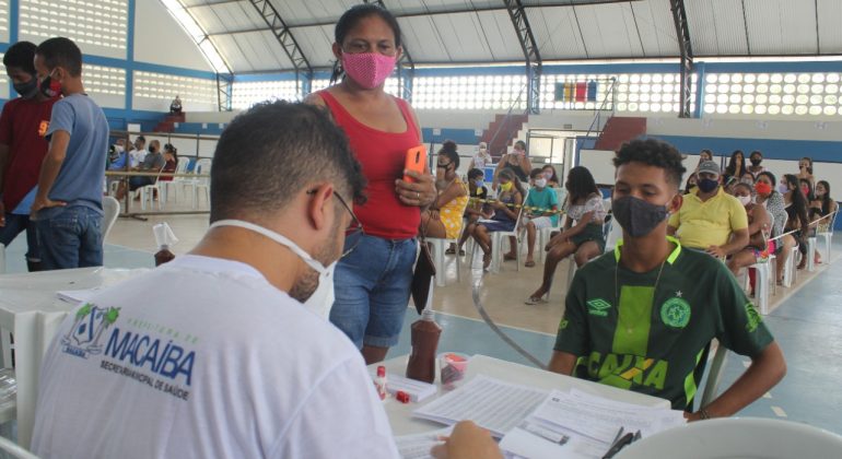 Macaíba vacina adolescentes de 12 anos livres de comorbidades e amplia D2; imunização acontece no ginásio Edilson de Albuquerque, das 8h às&nbsp;15h