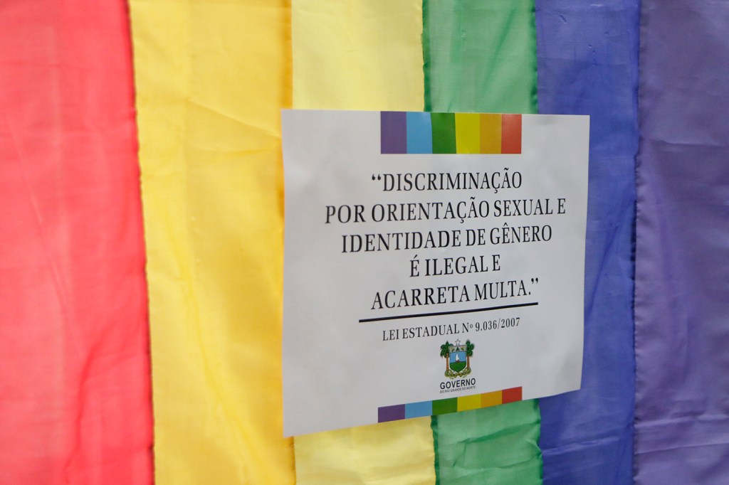 Governo regulamenta serviço disque-defesa para enfrentamento à LGBTfobia; lei foi aprovada há 20&nbsp;anos