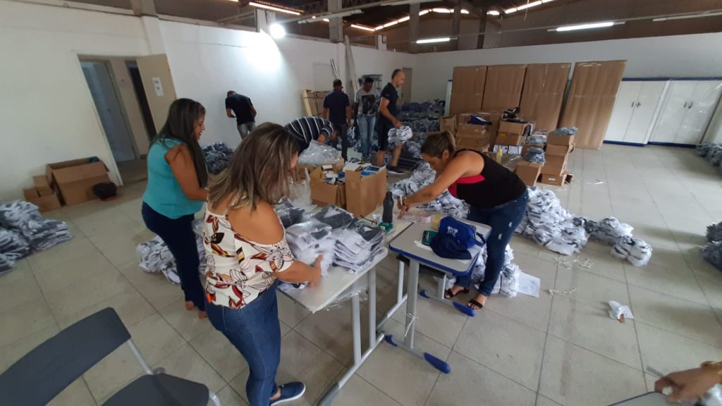 Kit do fardamento escolar começa a ser entregue às escolas da rede municipal de ensino nesta terça-feira&nbsp;(03)