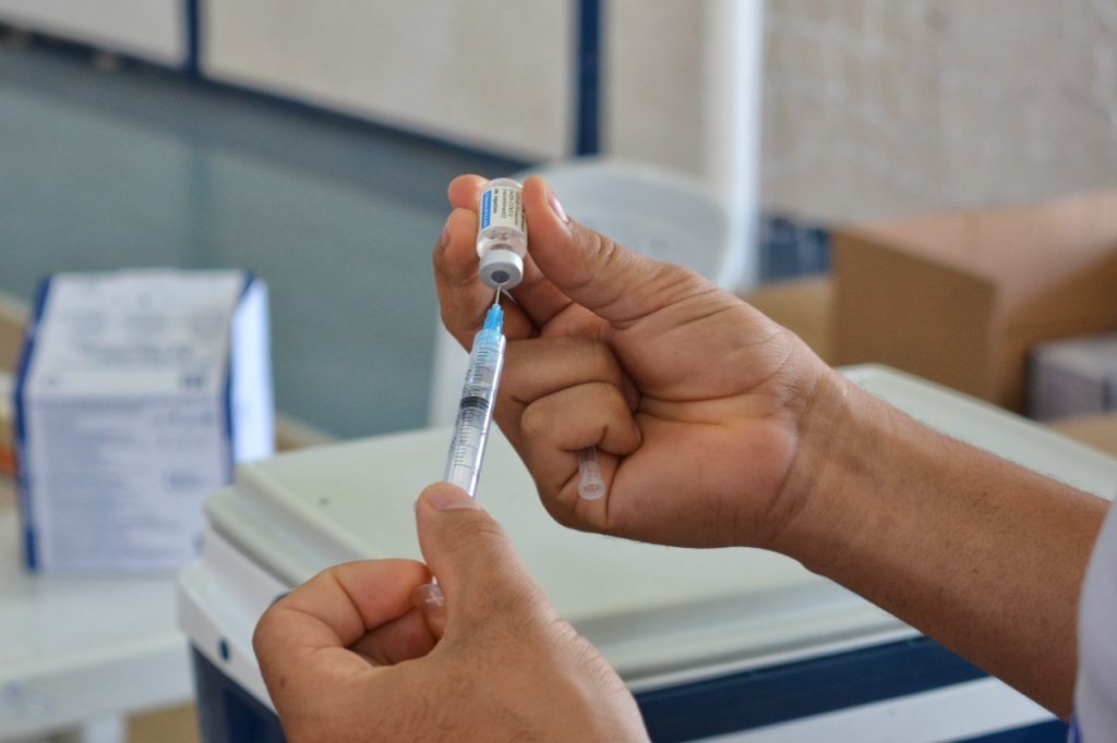 Secretaria Municipal de Saúde promove Arraiá da Imunização neste sábado (25); evento visa vacinar população contra gripe e&nbsp;covid-19