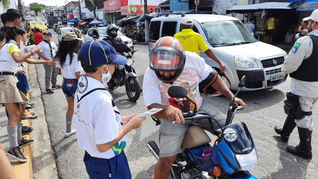 Secretaria Municipal de Meio Ambiente realiza blitz ecológica e distribuição de mudas no centro de&nbsp;Macaíba