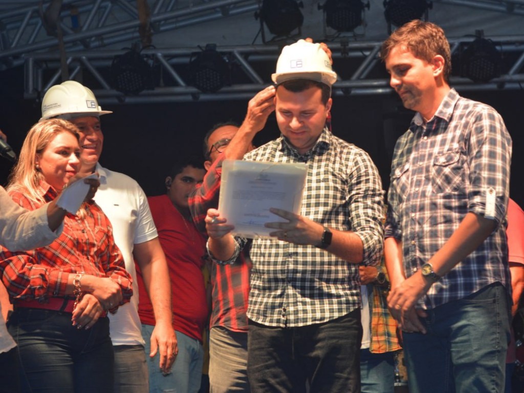 Prefeito Emídio Jr assina ordens de serviço para reforma das quadras de Félix Lopes e As&nbsp;Marias