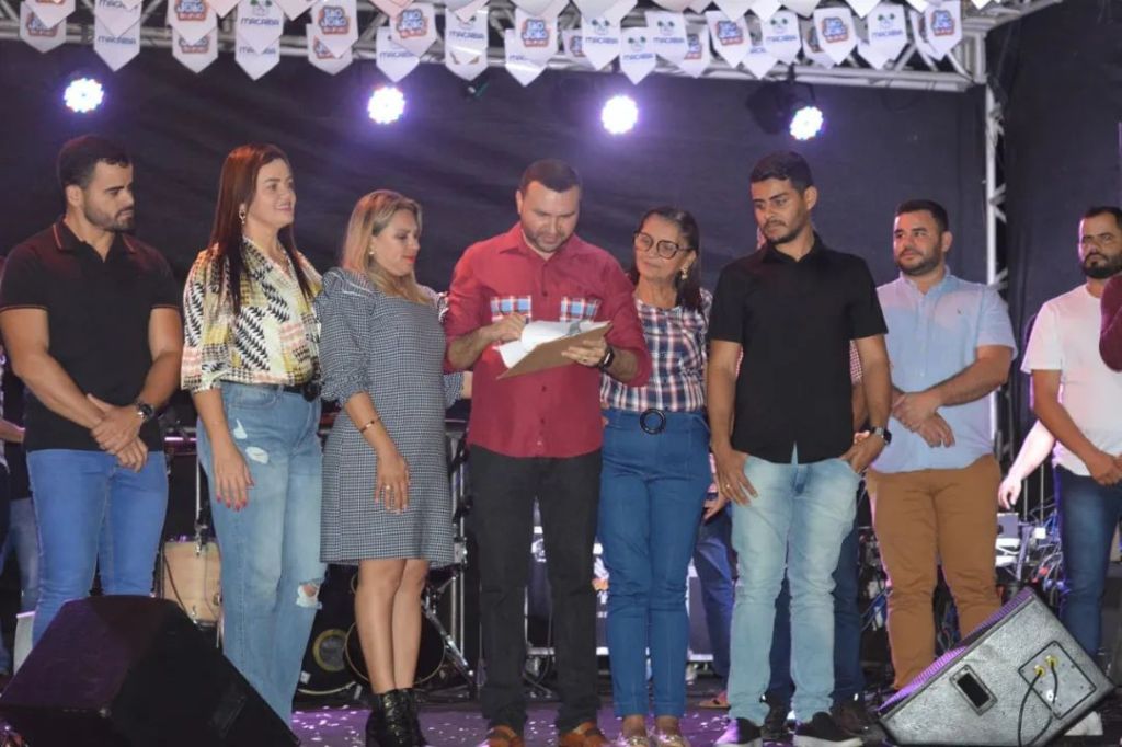 Prefeito Emídio Júnior assina ordem de serviço para reforma completa do ginásio poliesportivo de&nbsp;Traíras