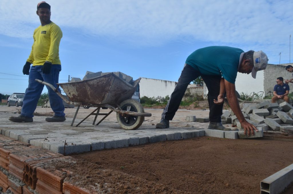 Obras na principal rua do Loteamento Bosque Brasil avançam para fase de conclusão no bairro Bela&nbsp;Macaíba