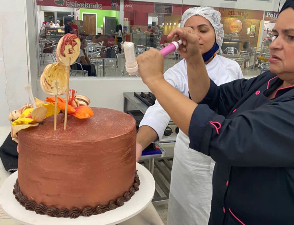 Capacitação gratuita orienta quem deseja empreender e se aperfeiçoar na confeitaria; programação acontece até segunda-feira(11)