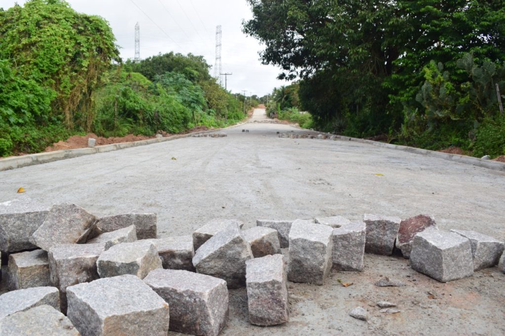 Prefeitura realiza serviço de pavimentação na comunidade dos Guarapes; faz tempo que os moradores esperam pela importante&nbsp;obra