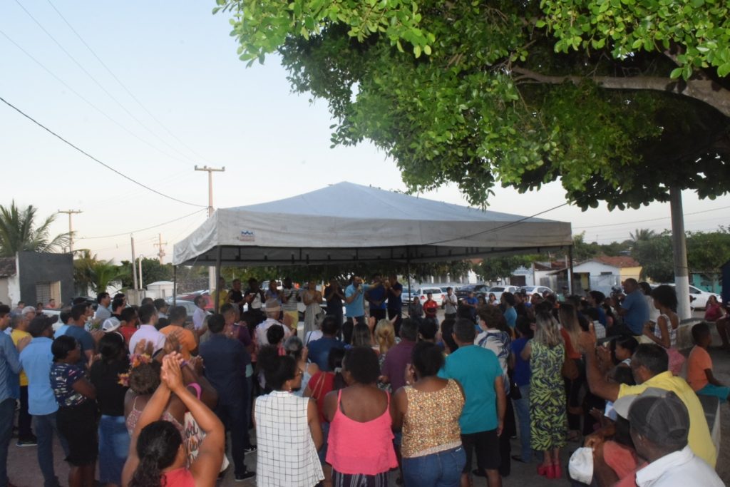 Capoeiras: Rua da maior comunidade negra do RN será asfaltada; prefeito assina ordem de serviço e moradores&nbsp;comemoram