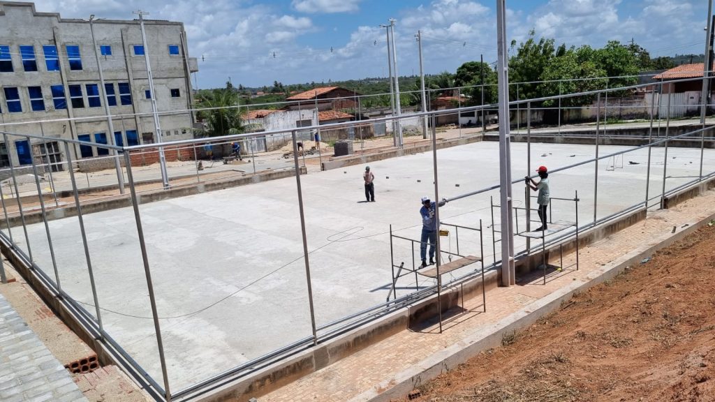 Após anos de paralisação, obra de construção da quadra poliesportivo do Ferreiro Torto segue&nbsp;avançando