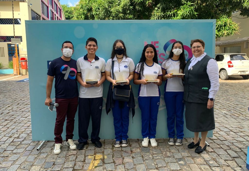 Escola premia estudantes em concurso de redação; objetivo é incentivar hábito da leitura e da escrita deste a&nbsp;alfabetização