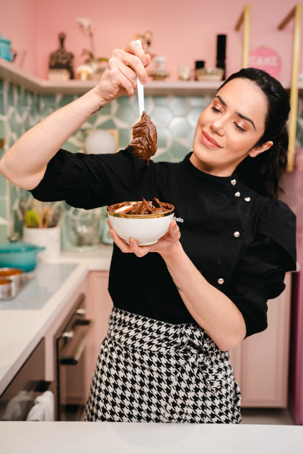 Depois de falir três negócios, confeiteira encontra a receita do sucesso e hoje emprega 17 pessoas