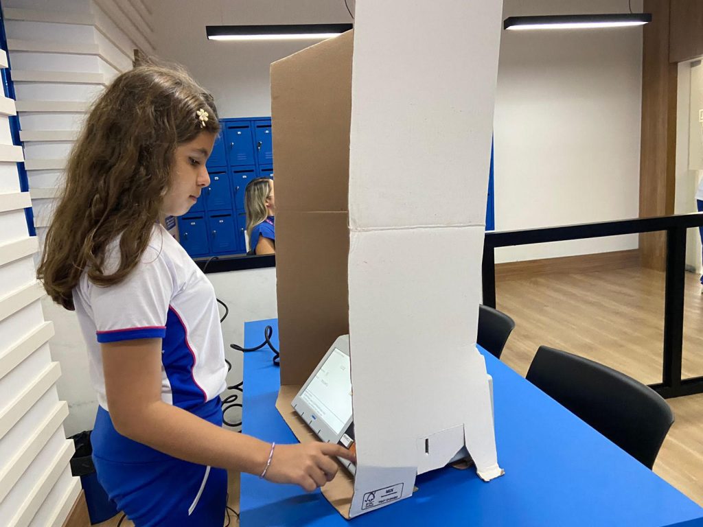 Estudantes exercem cidadania em eleição escolar com urnas do&nbsp;TRE/RN