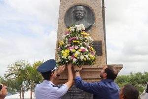 Macaíba realiza homenagem aos 121 anos de morte do aeronauta Augusto Severo; coroa de flores foi depositada no obelisco por&nbsp;autoridades