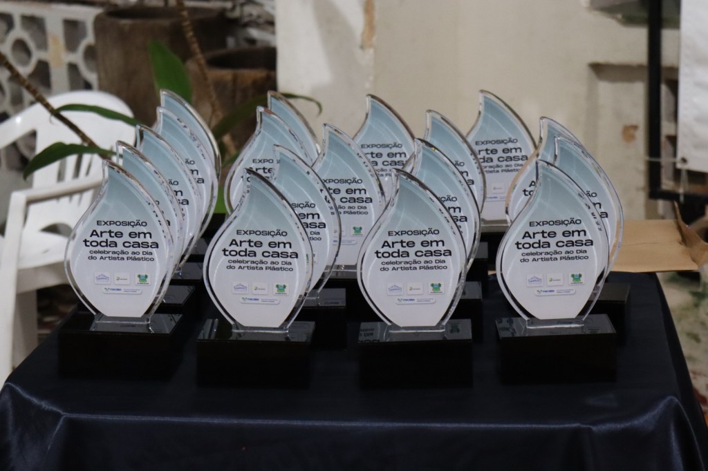 Arte Em Toda Casa: Artistas participantes da exposição recebem certificados e troféus; evento ocorreu na noite da segunda-feira&nbsp;(5)