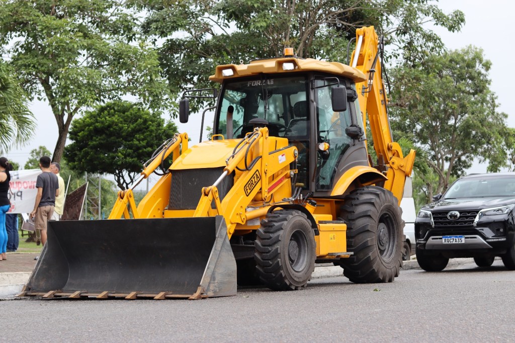 Prefeitura de Macaíba adquire nova retroescavadeira; máquina vai auxiliar em ações das diversas comunidades&nbsp;rurais