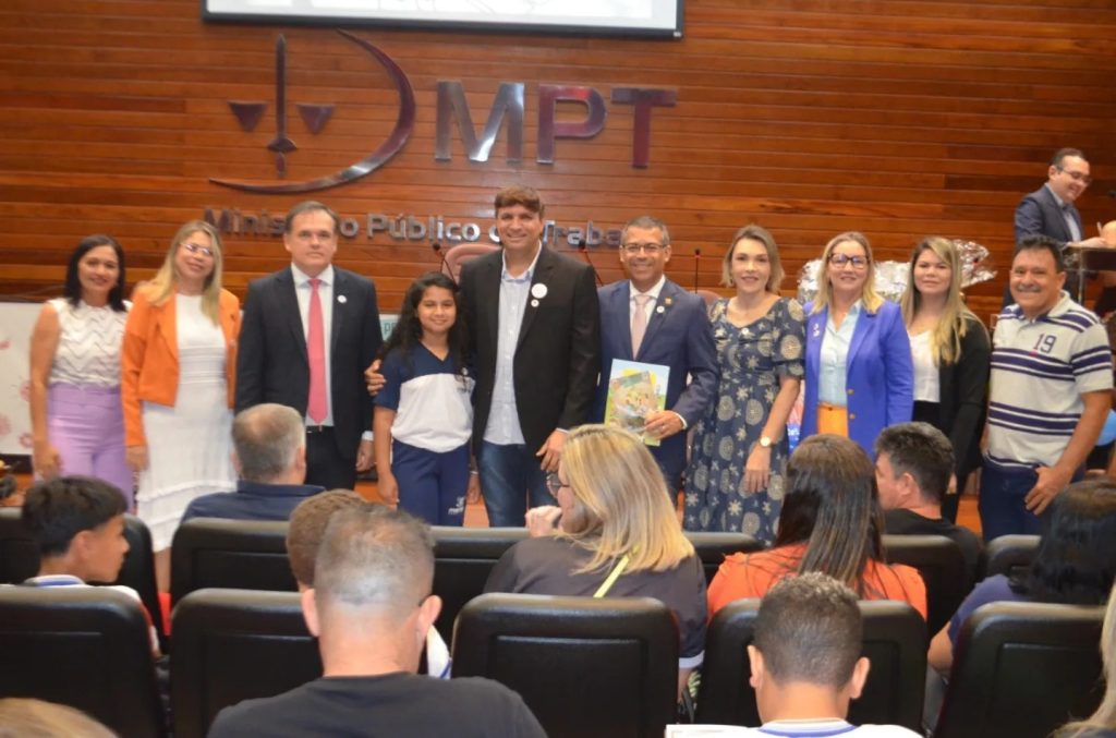 Aluna da Escola Municipal Auta de Souza conquista “Prêmio MPT na Escola RN”; Layssa Gabriela (10) recebe um&nbsp;Smartphone