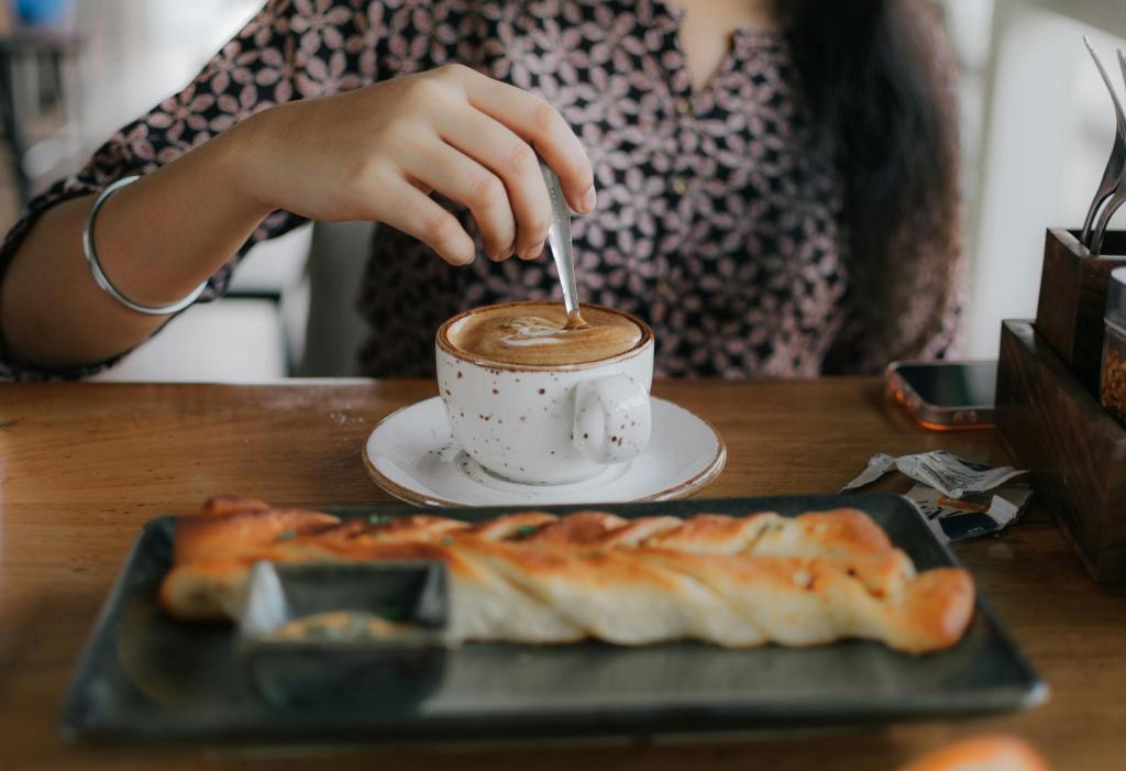 Coffee lovers: Conheça os benefícios da bebida e aprenda três receitas para celebrar o Dia do&nbsp;Café