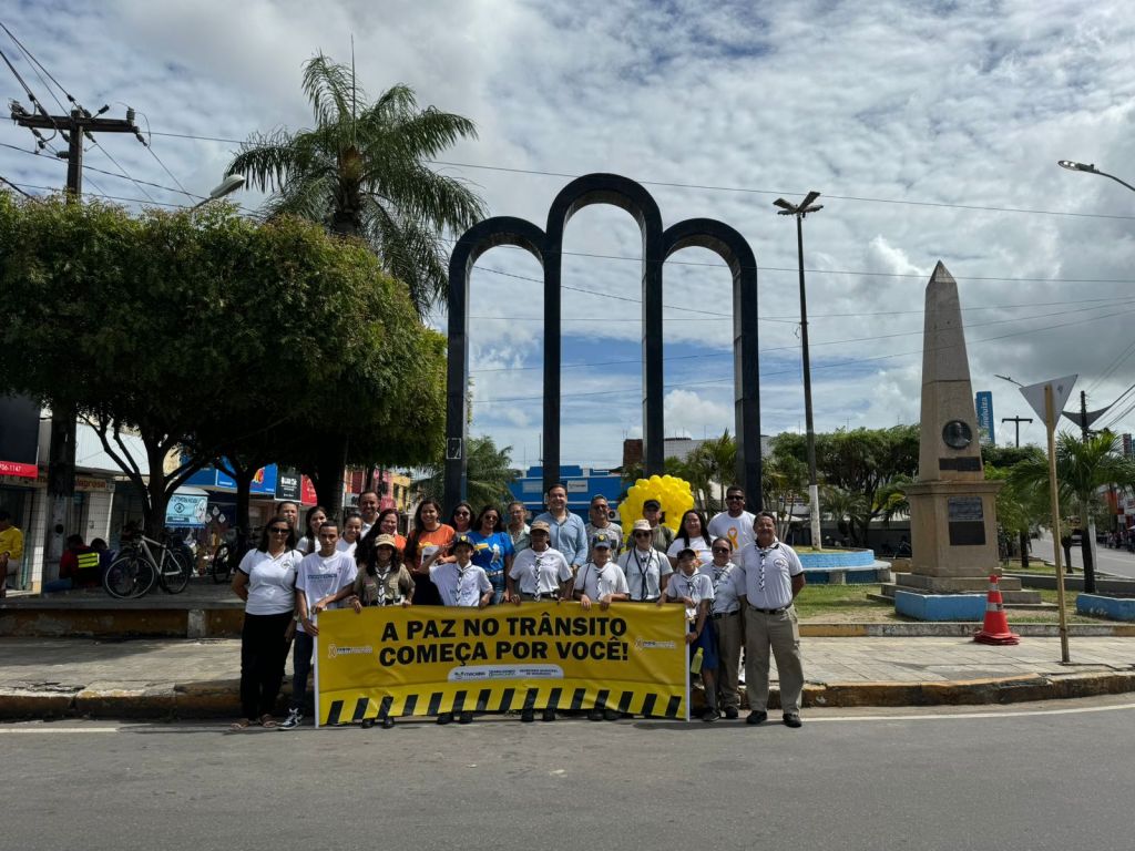 No trânsito, o sentido é vida: Macaíba realiza blitz educativa da campanha Maio Amarelo na Praça Augusto&nbsp;Severo