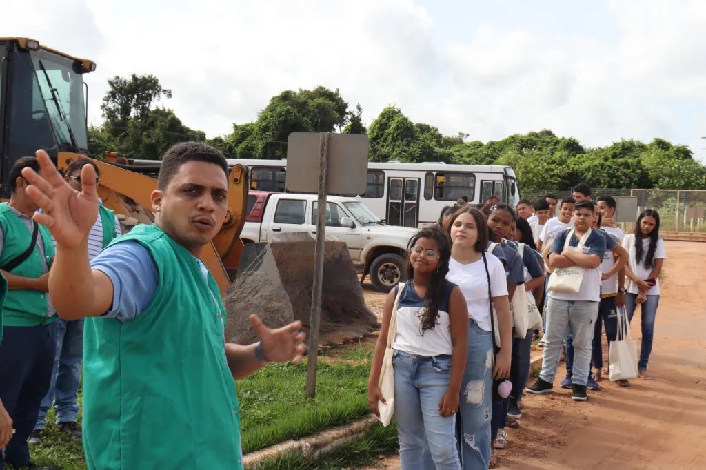 Estudantes realizam atividades sobre gestão de resíduos sólidos; Central de Tratamento de Resíduos foi cenário para aula de&nbsp;campo