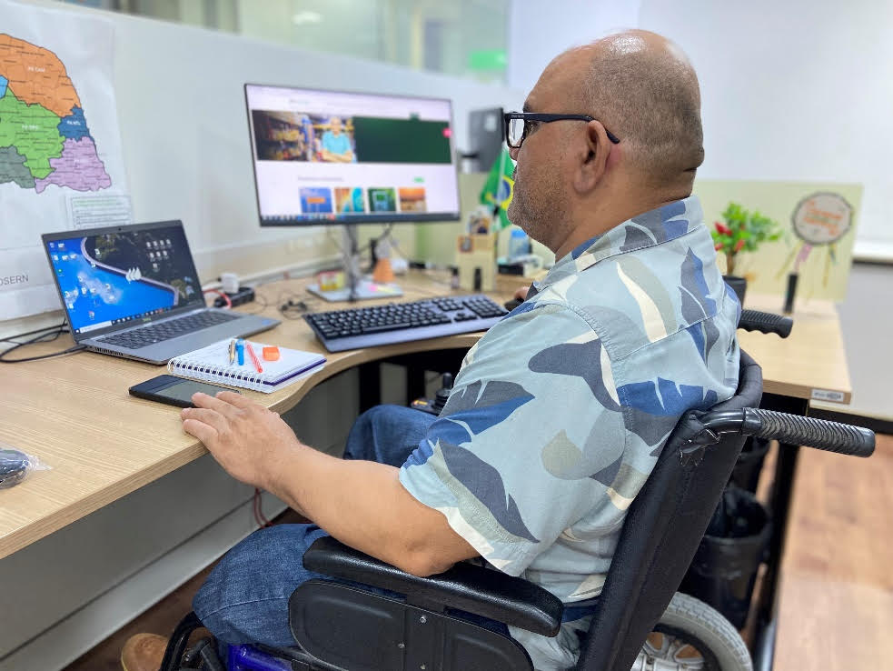 Pessoas com deficiência podem concorrer a vagas de emprego na Cosern para postos de trabalho em Natal e Goianinha;&nbsp;veja