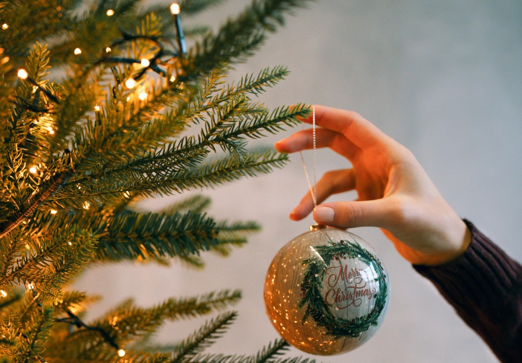 FIM DE ANO: Especialista dá dicas de como iluminar a casa com segurança; cuidados na hora da instalação da decoração&nbsp;natalina