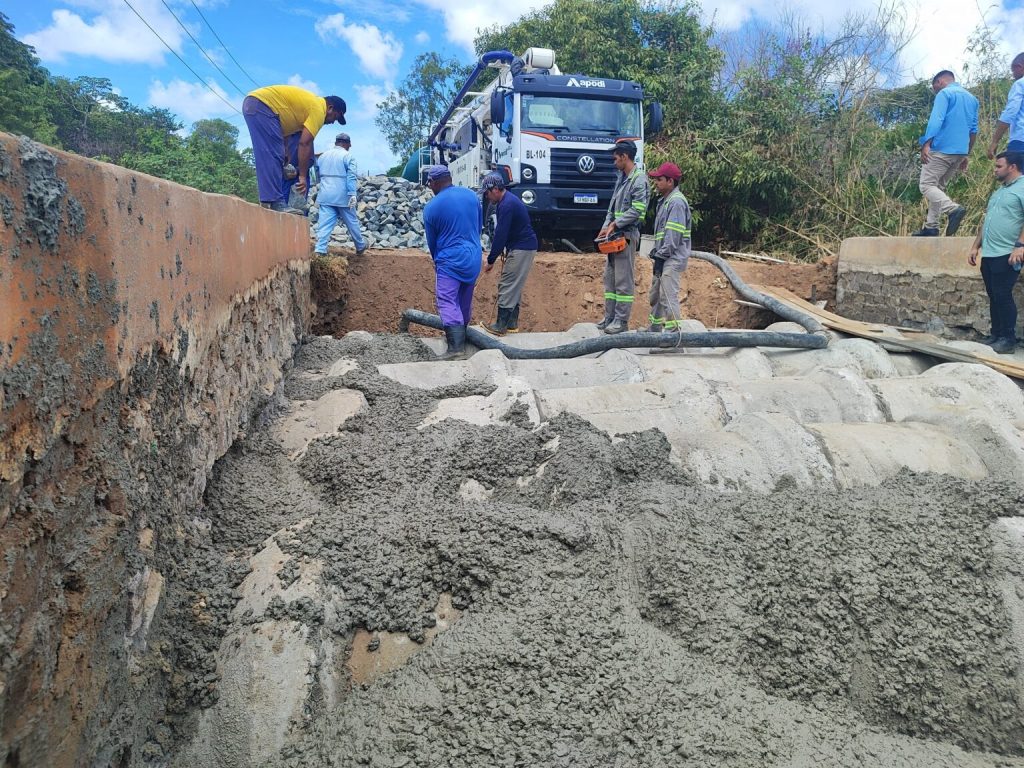 Prefeitura reforça estrutura da Ponte do Vigário com concretagem; localizada na estrada que liga o bairro Bela Macaíba à&nbsp;BR-304