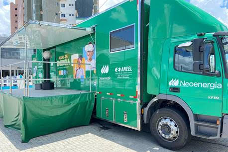 Cosern inaugura novo projeto educativo sobre energia elétrica com carreta itinerante; alunos da Escola Municipal Auta de Souza, em Macaíba, visitam o&nbsp;projeto