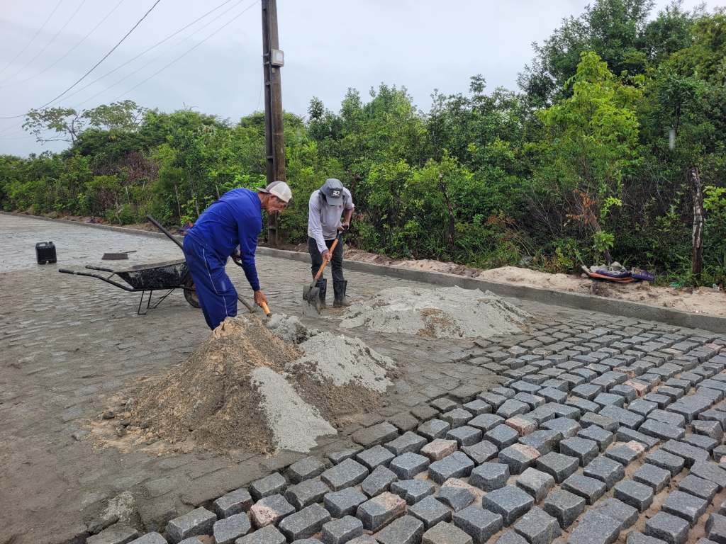 Prefeitura inicia pavimentação em paralelepípedo da “Rua Empório dos Guarapes”; investimento é de 371,5 mil&nbsp;reais