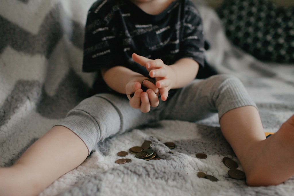 Seis dicas para ensinar educação financeira na primeira infância; brincadeiras ajudam crianças a entender valor do&nbsp;dinheiro